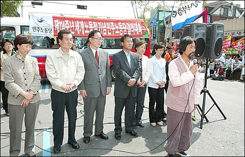 노동절 본집회 전에 열린 민주노동당 결의대회에서 강기갑 당선자가 '민주노동당 당선자들과 손잡고 4년 동안 죽었다 하고 열심히 기겠다'는 결의를 밝히고 있다. 